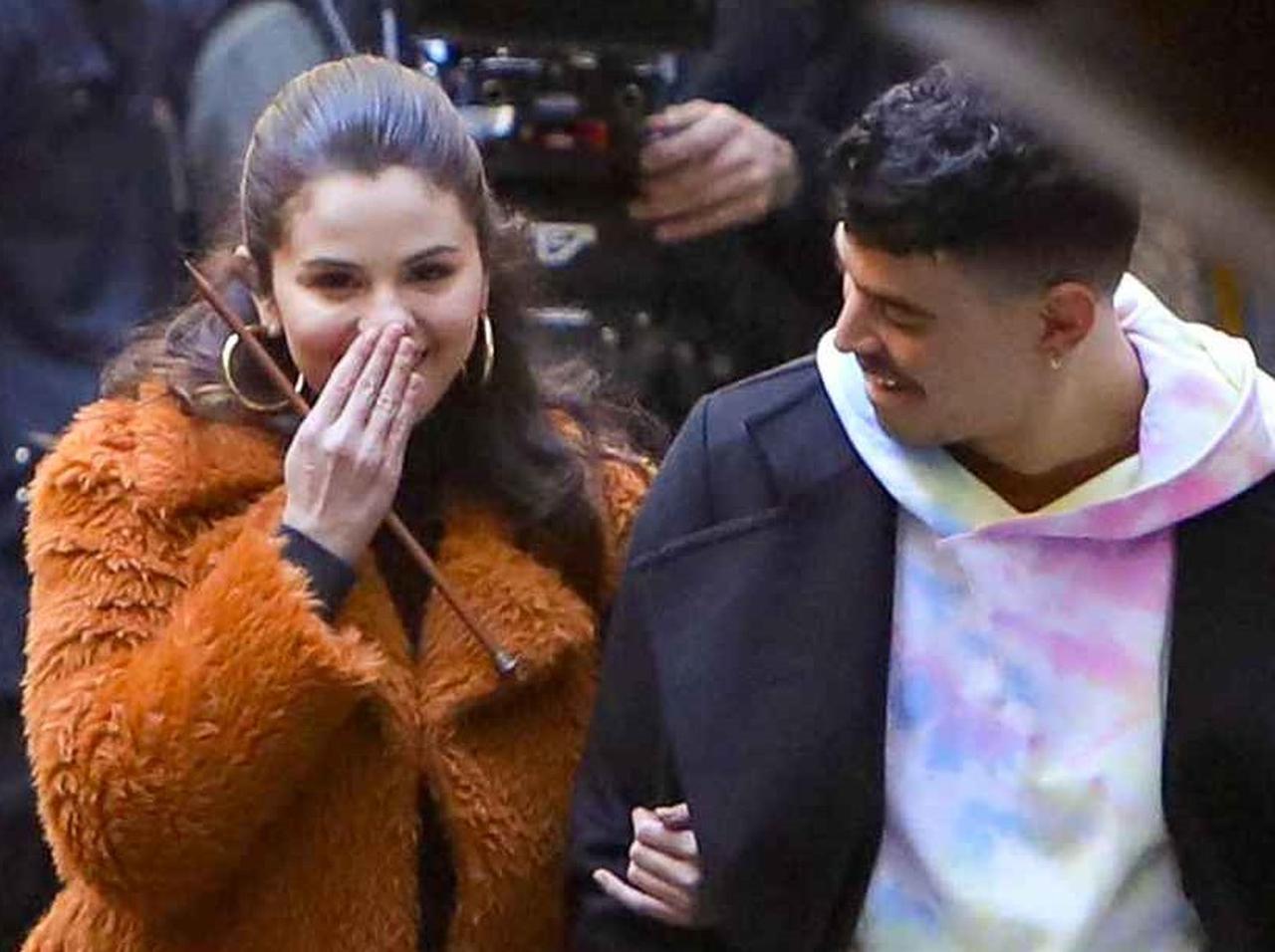 セレーナ・ゴメスと一緒に働くってどんな感じ？『マーダーズ・イン・ビルディング』アーロンの答えは…