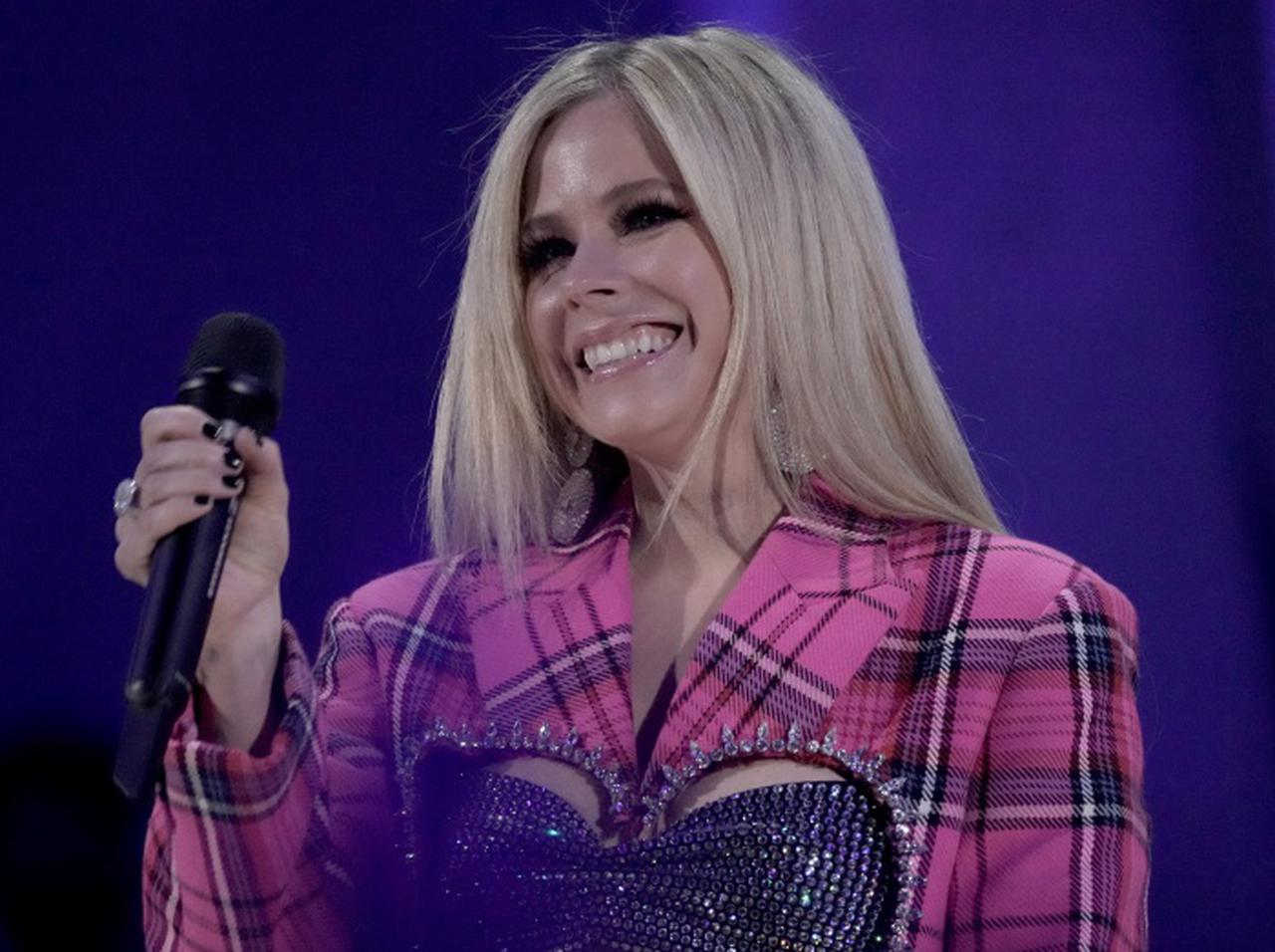 泊まりに行きたい!アヴリル・ラヴィーン、自宅のゲストルームはキティちゃんでいっぱい