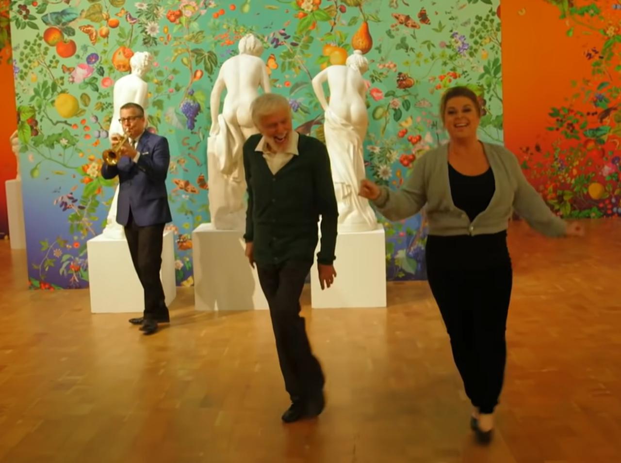 『メリー・ポピンズ』ディック・ヴァン・ダイク、96歳で歌って踊る！