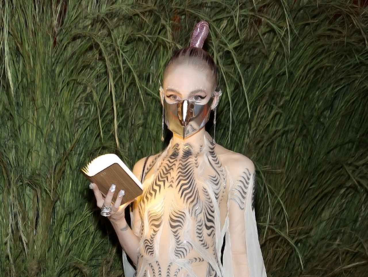 “エイリアンの体”になるために、グライムスが神秘的なタトゥーを胸に