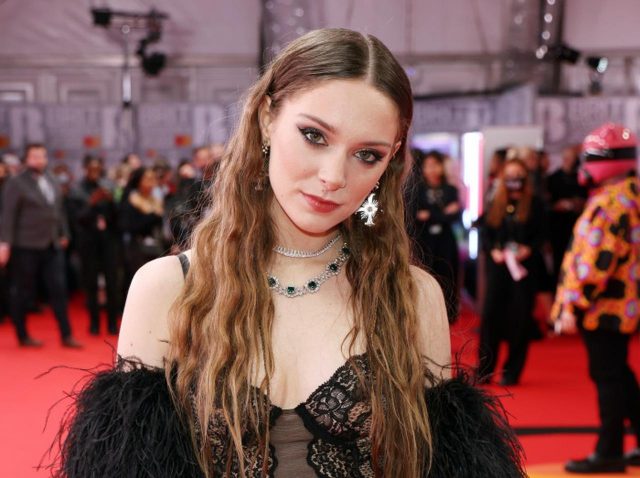 日本との意外な縁も！オリヴィア・ロドリゴともツアー決定のBRITアワード期待の新人賞シンガー、ホリー・ハンバーストーン【インタビュー】