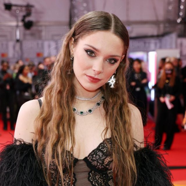 日本との意外な縁も！オリヴィア・ロドリゴともツアー決定のBRITアワード期待の新人賞シンガー、ホリー・ハンバーストーン【インタビュー】