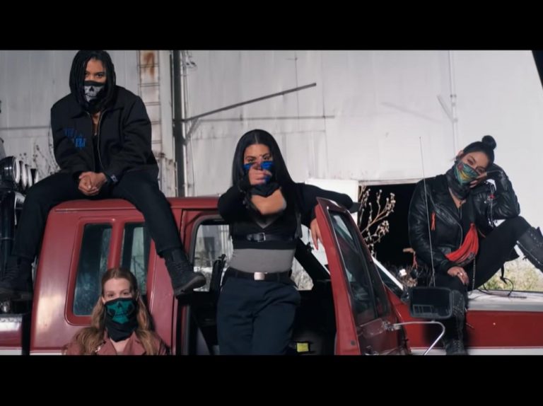 “フェミニストから守ってよ”、ヴァネッサ・ハジェンズVSエズラ・ミラーが徹底抗戦！『ASKING FOR IT』に目が釘づけ