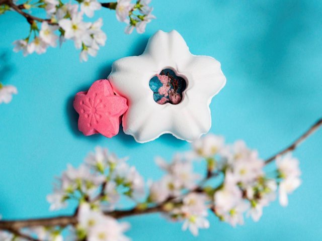 サクラ型のバスボムが可愛い！LUSHから春の限定商品が登場