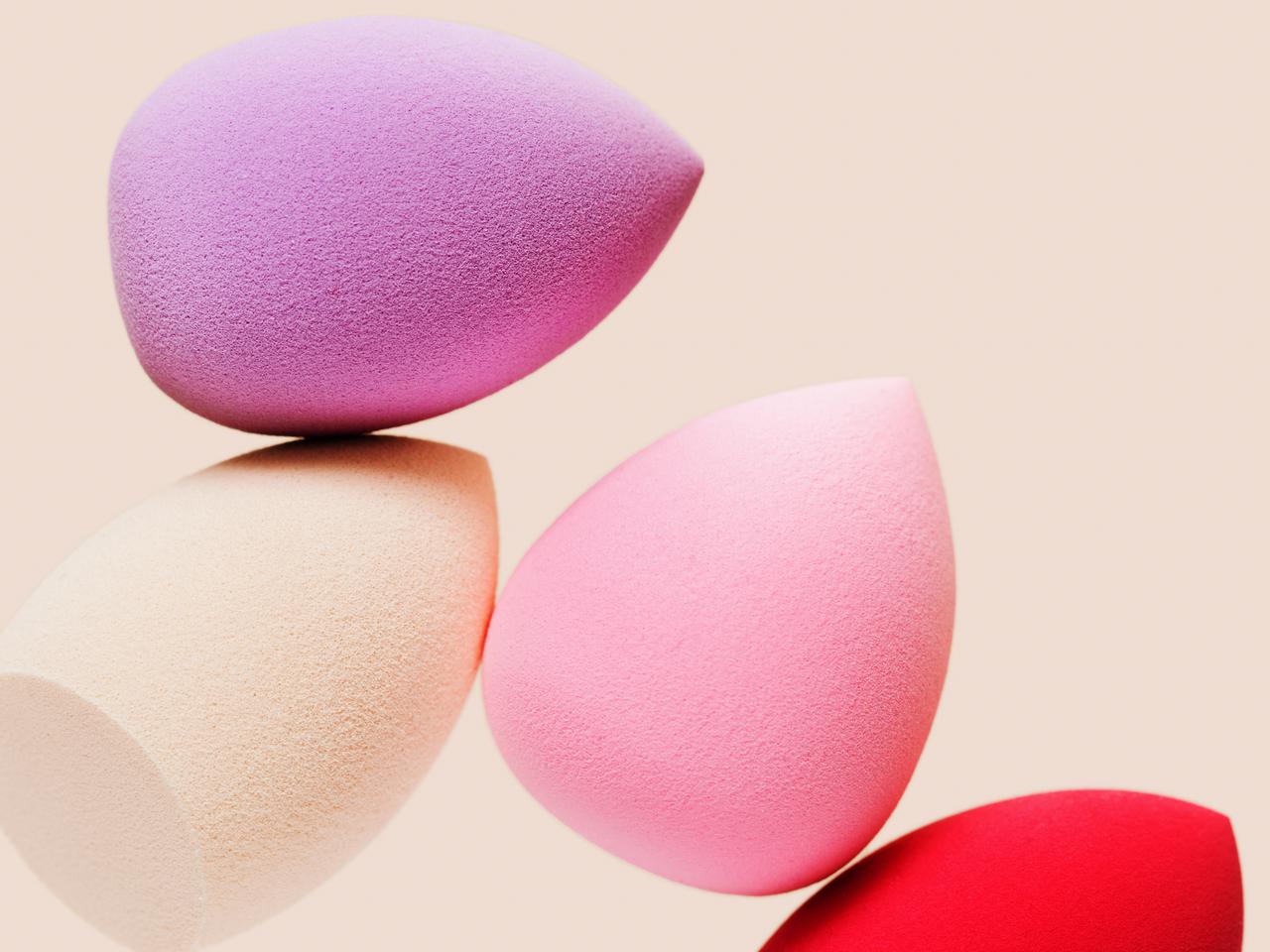 一瞬でグラデアイが完成！「メイクスポンジ」を使ったテクニックがすごいと話題