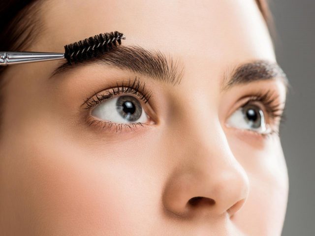 眉マスカラは「グレー」が今っぽい！今すぐ取り入れたい2つの理由