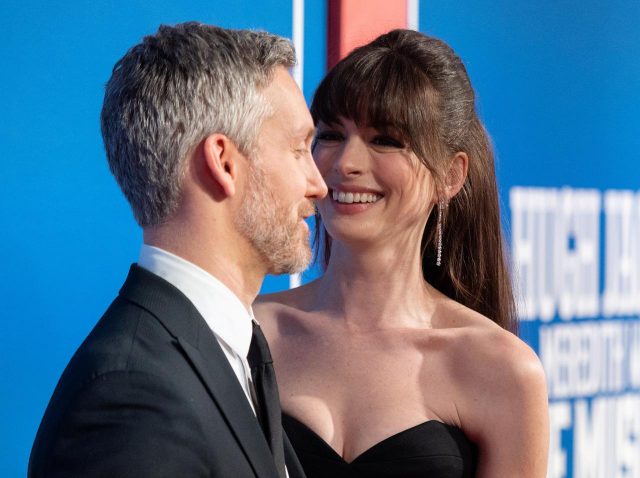 アン・ハサウェイ、夫が部屋に来ると嬉しくなっちゃう！“夫ラブ”な様子が最高にキュン