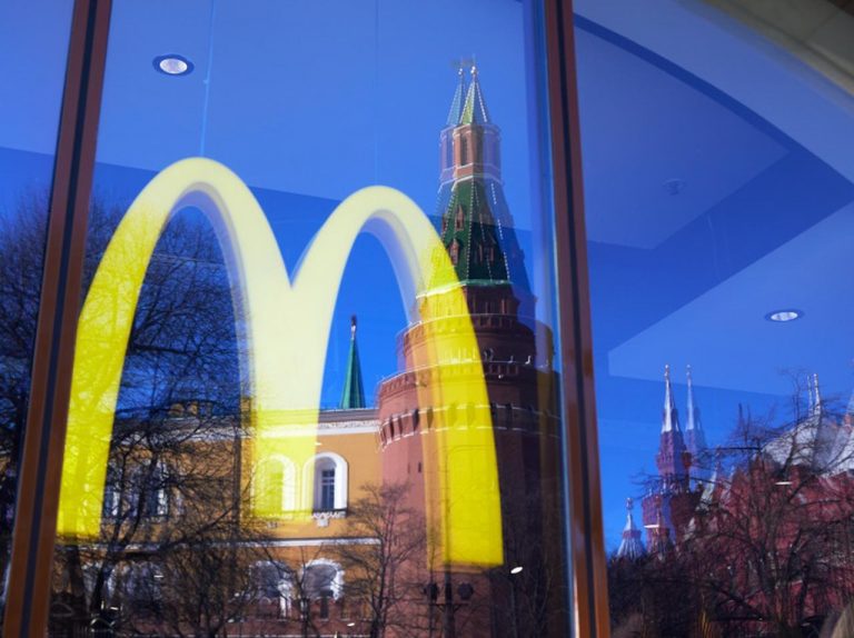 マクドナルドが撤退したロシアに「マクドナルド…?」な店が出現