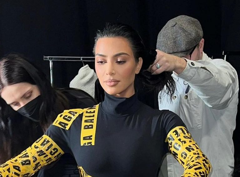 ガムテープでぐるぐる巻きに、キム・カーダシアンのバレンシアガスタイル