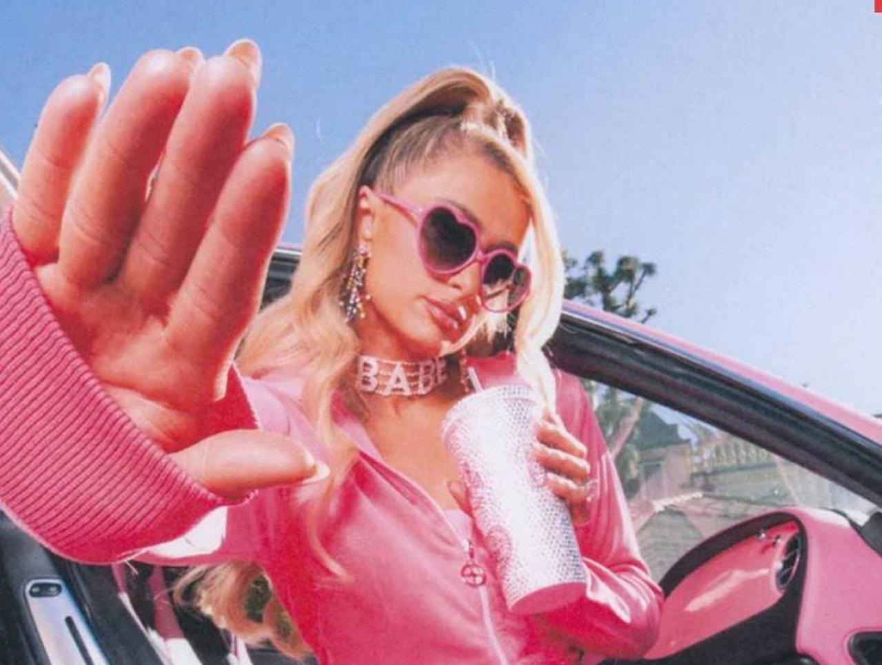 発売すぐに即完!パリス・ヒルトンが自身の代名詞でもある懐かしの“ベロアジャージ”を発売