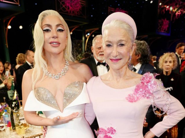 ヘレン・ミレン、レディー・ガガに“ハンドサイン”で合図