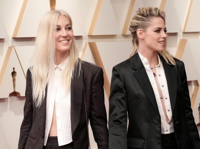 恋人とシャツのボタンをオープン、クリステン・スチュワートがアカデミー賞授賞式に登場