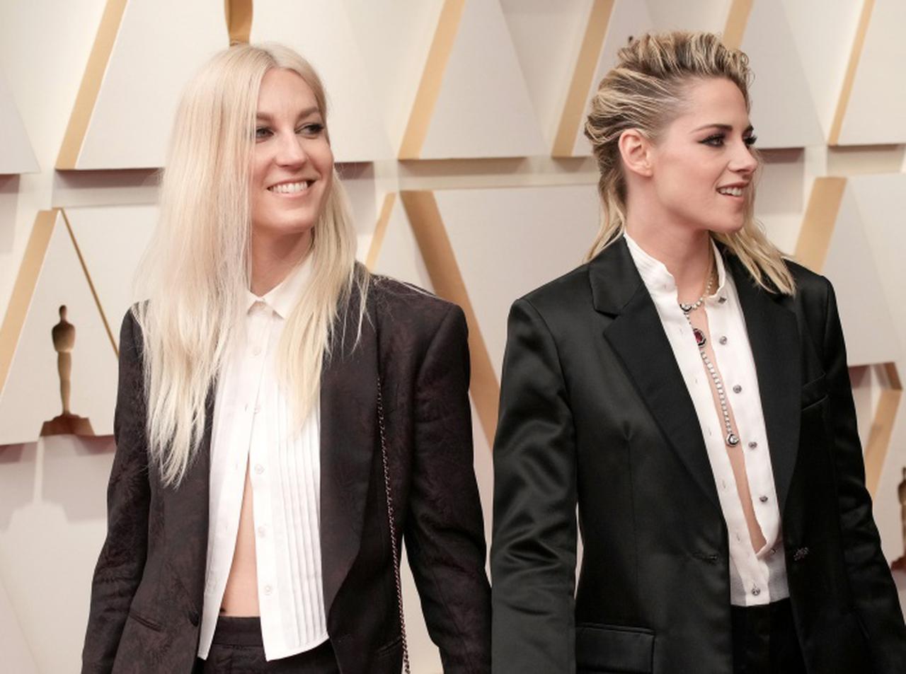 恋人とシャツのボタンをオープン、クリステン・スチュワートがアカデミー賞授賞式に登場