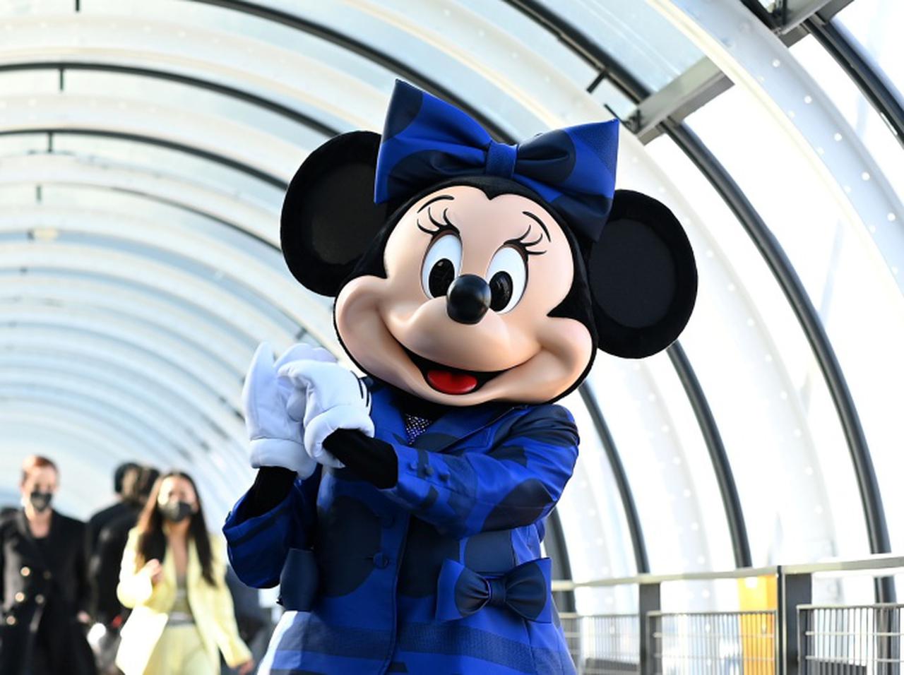 ミニーマウス、パンツ姿でディズニーランドから抜け出しステラ・マッカートニーのショーへ