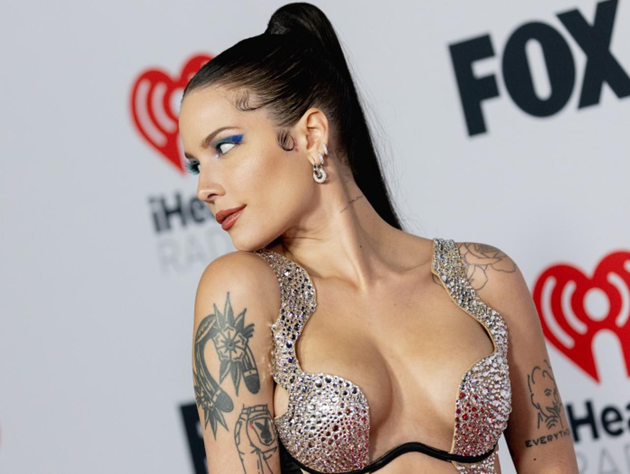 老舗ランジェリーブランドの“芸術的なブラ”を着用したホールジーが美しすぎる