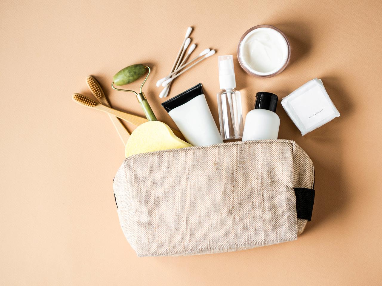 旅行先の「メイクポーチ」に入れるべきコスメと軽量化テクニック