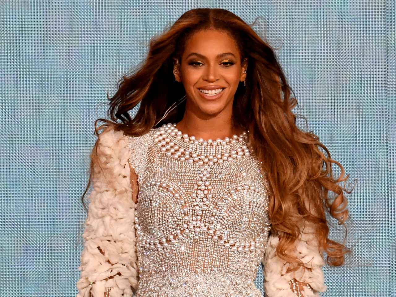 今どき“抜け感”を演出!ビヨンセの「赤リップ」がおしゃれすぎると話題