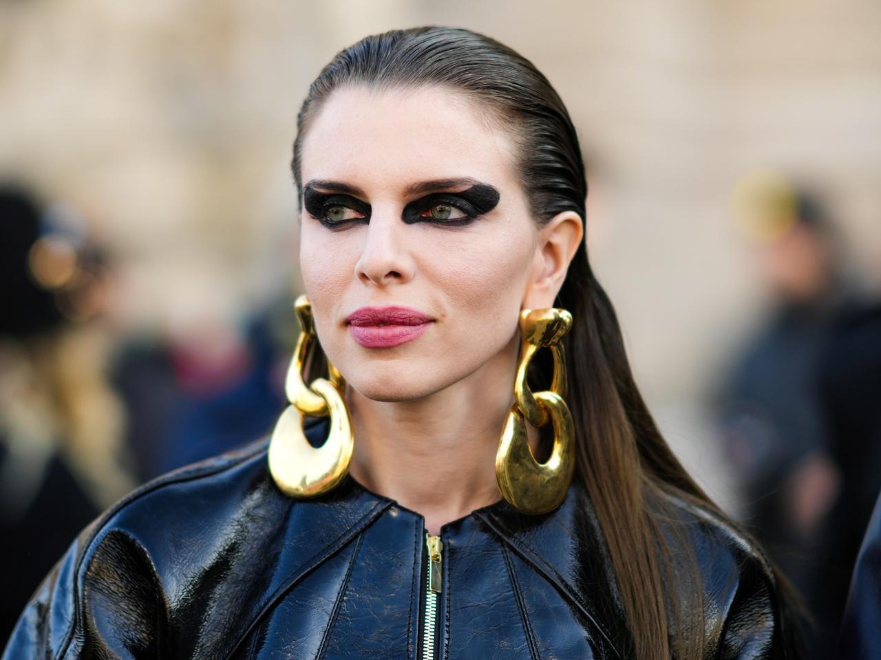 ジュリア・フォックス、代名詞である「極太ブラックアイライン」の引き方を伝授