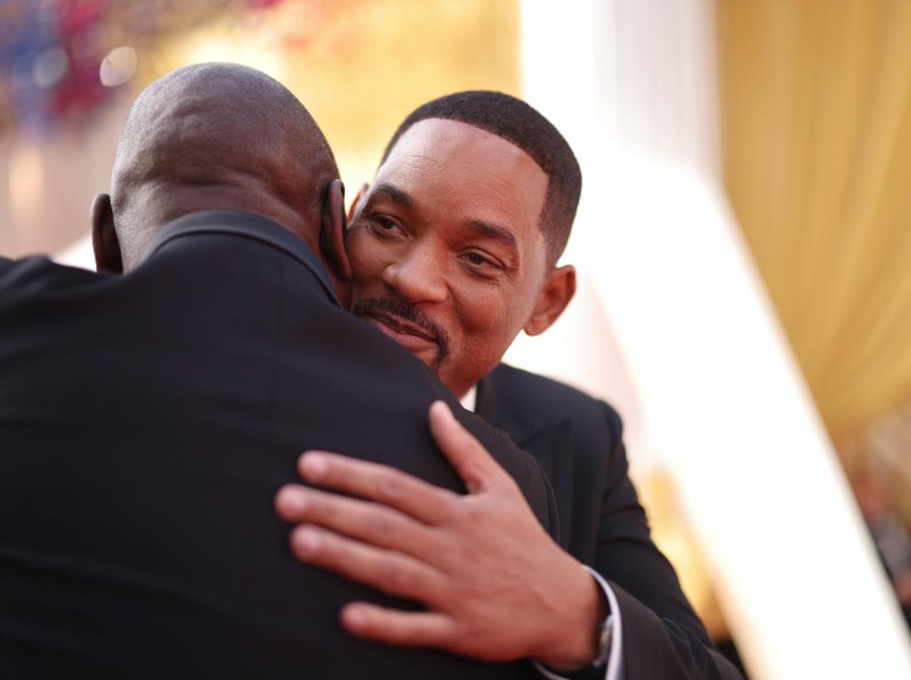 ウィル・スミス、“ビンタ事件”のあと「4人の俳優仲間」が慰めに駆け寄る【アカデミー賞】