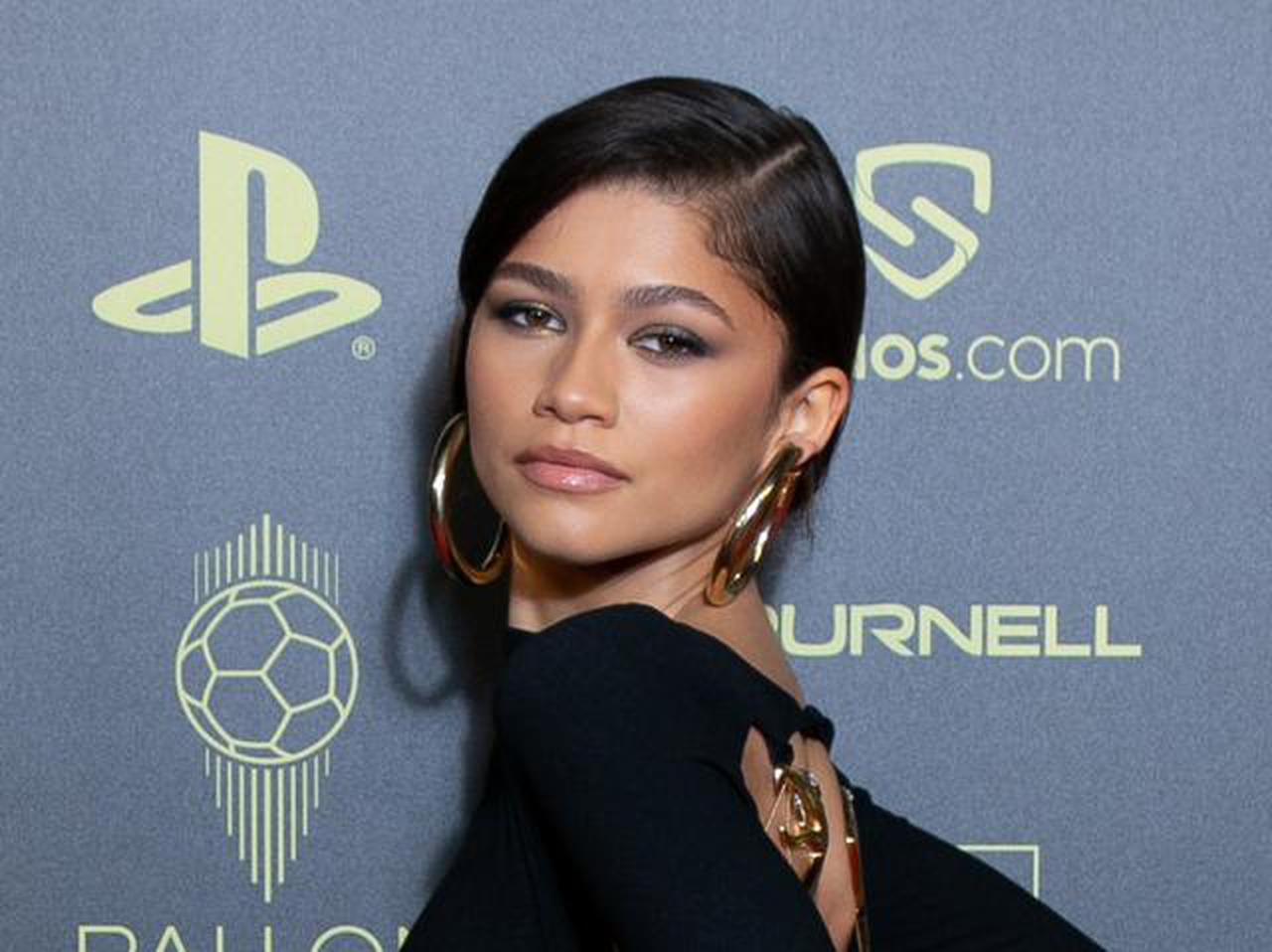 ゼンデイヤ、65年以上前に作られたバルマンのドレスを着こなす