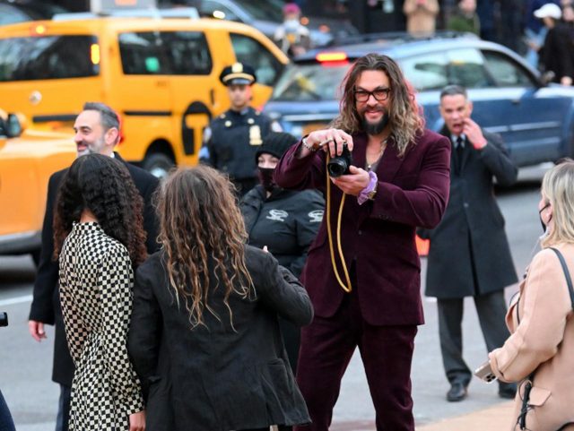 ジェイソン・モモア、『ザ・バットマン』プレミアで親バカ発揮！カメラを持参する