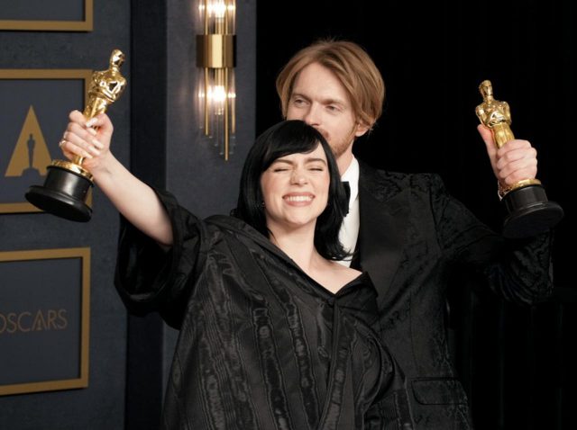 アカデミー賞初受賞のビリー・アイリッシュ＆フィニアス、トロフィーを飾ってある部屋がシュール