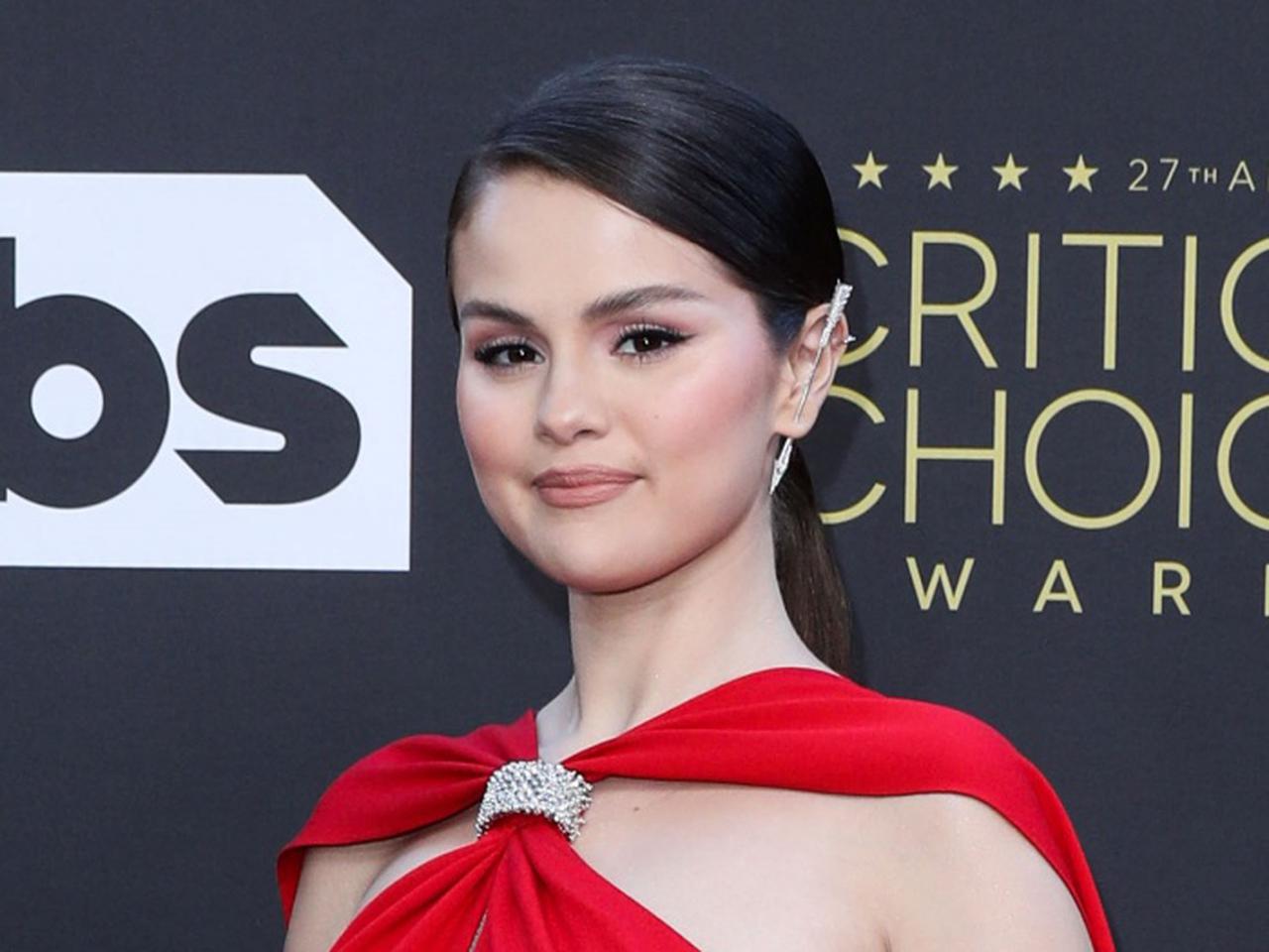 セレーナ・ゴメス、初参加の放送映画批評家協会賞のダイヤのピアスは200万円超え