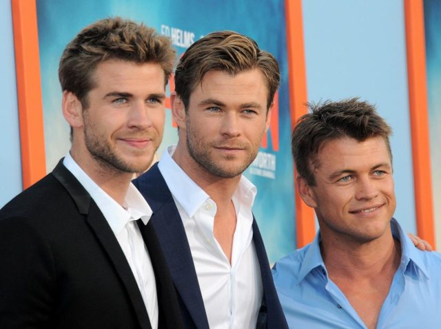 リアム＆ルーク・ヘムズワースが洪水被災地で力仕事をサポート、クリスも離れた場所からメッセージ