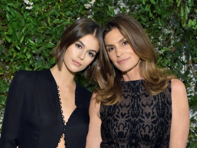 カイア・ガーバー、母親シンディ・クロフォードと親子コーデ!セレブからも好評