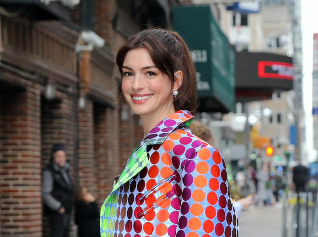 アン・ハサウェイ、セクシーなものからキュートなものまで！『WeCrashed』のPR中の衣装をチェック