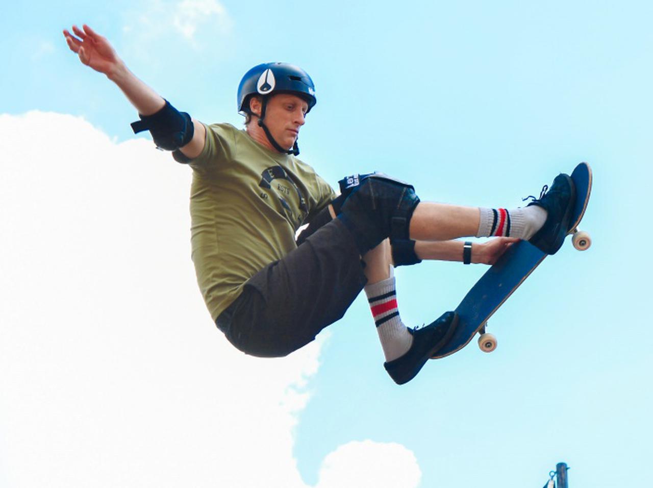 キャリア最大の危機、スケボー界のレジェンドであるトニー・ホークが大腿骨骨折