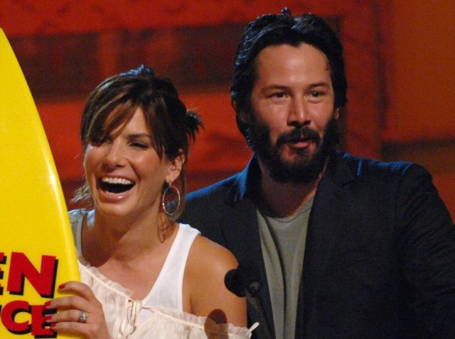 キアヌ・リーブスとサンドラ・ブロック、本当に仲が良い！「週1でしていたこと」を明かす