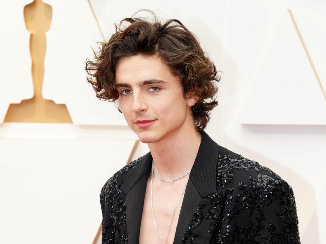 まさかのジャケットだけ!ティモシー・シャラメがセクシー全開でアカデミー賞授賞式へ