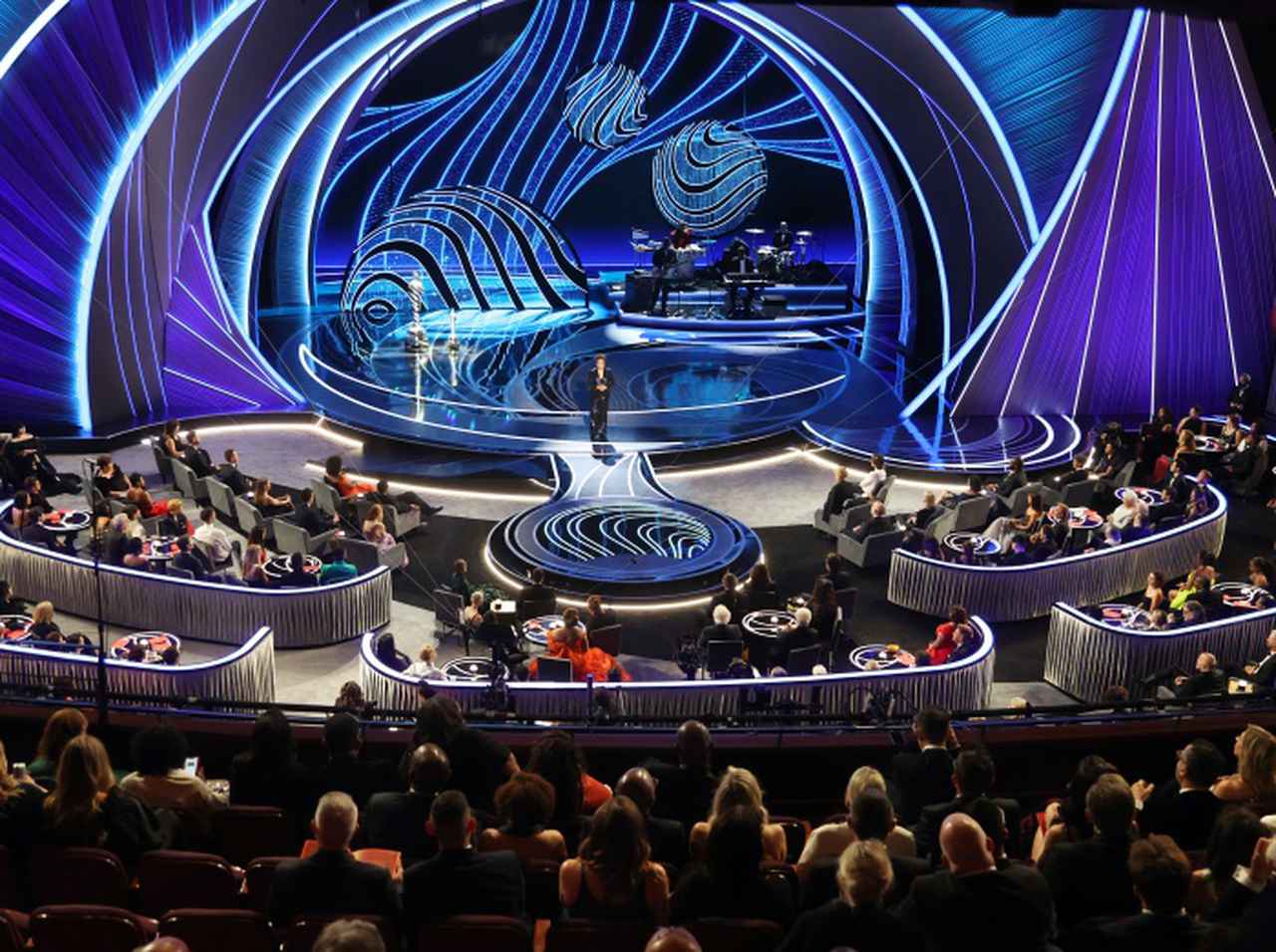 アカデミー賞授賞式の見どころは「CM休憩中」、カメラに映ってないところで交流するセレブを激写