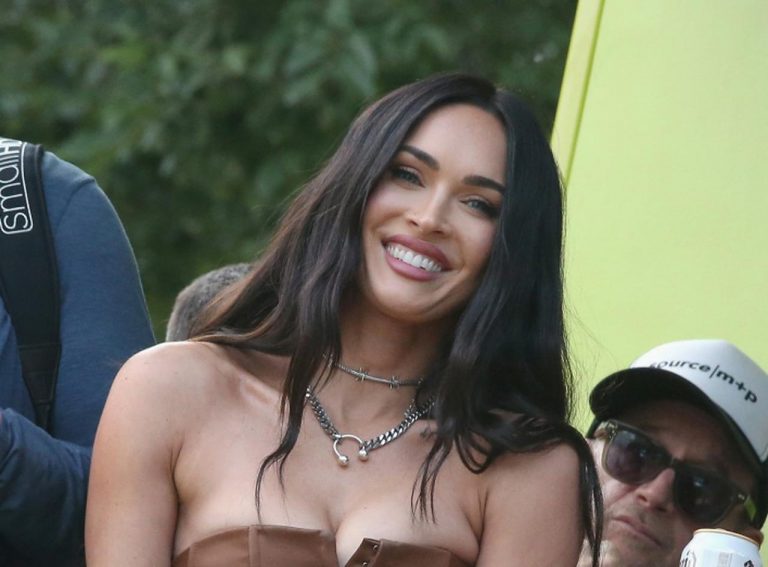 “おばあちゃん家のソファーの柄”の服で外出、ミーガン・フォックスが自虐ネタ