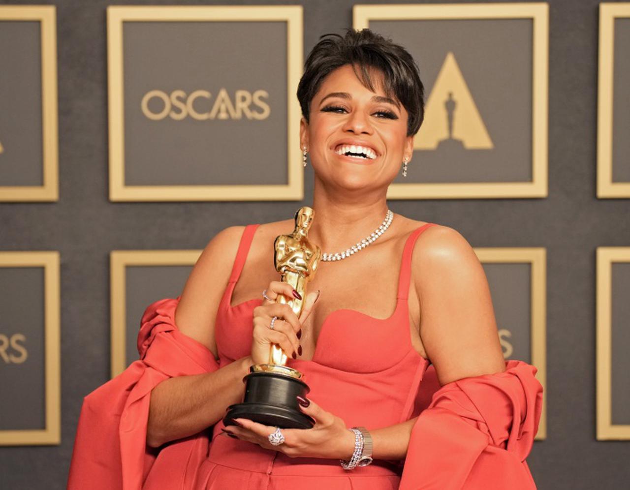 アカデミー賞助演女優賞受賞のアリアナ・デボーズ、“パンツスタイル”を選んだ理由