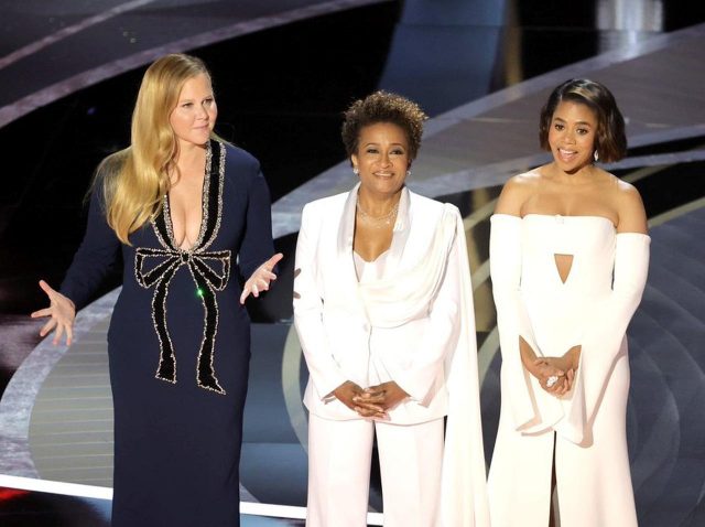 “女性3人を雇う方が男性1人を雇うより安いしね”、アカデミー賞司会者のトークが痛快すぎる