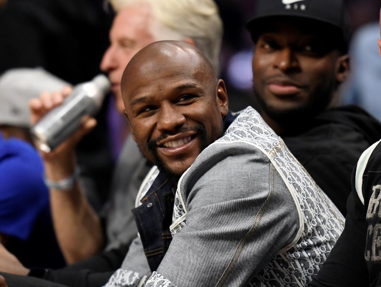 フロイド・メイウェザー、首につけたネックレスの数が桁違いすぎてイジられる