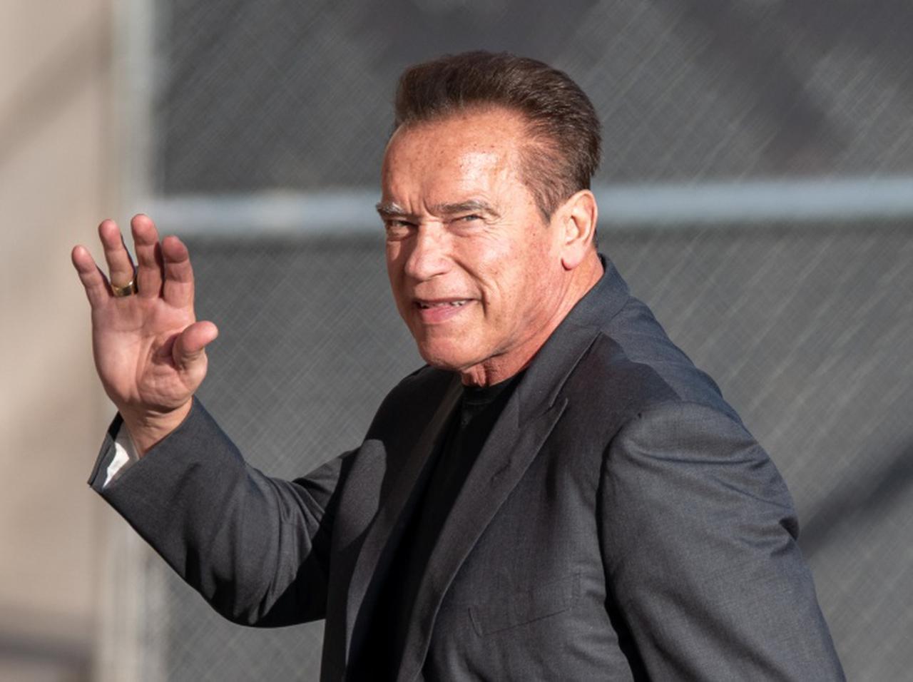 アーノルド・シュワルツェネッガー、ナチスだった父を引き合いに出してロシア国民に訴えかける