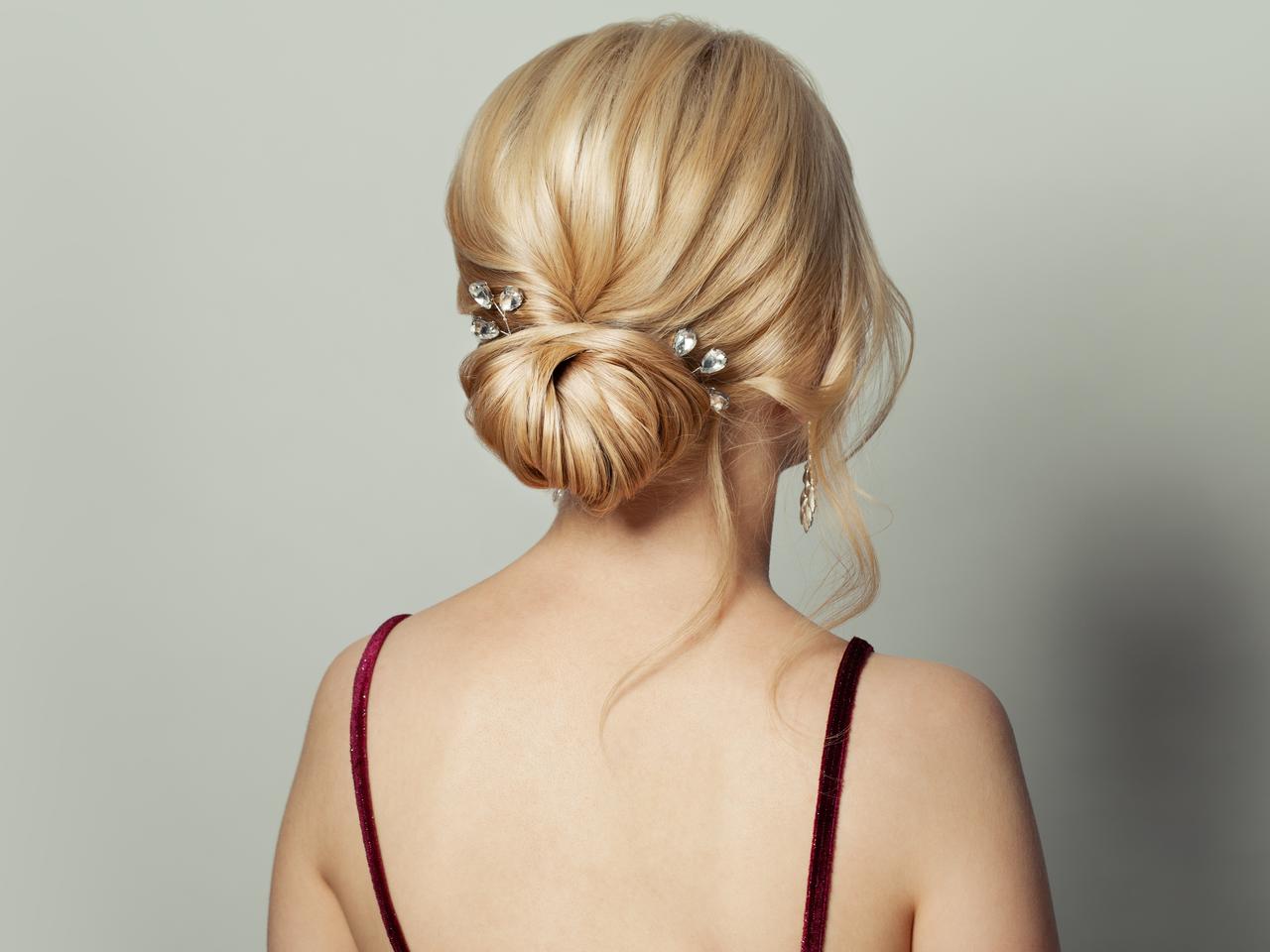 崩れない「低めお団子ヘア」を作るコツ！セレブのヘア担当が教える“こなれ”ヘアアレンジ