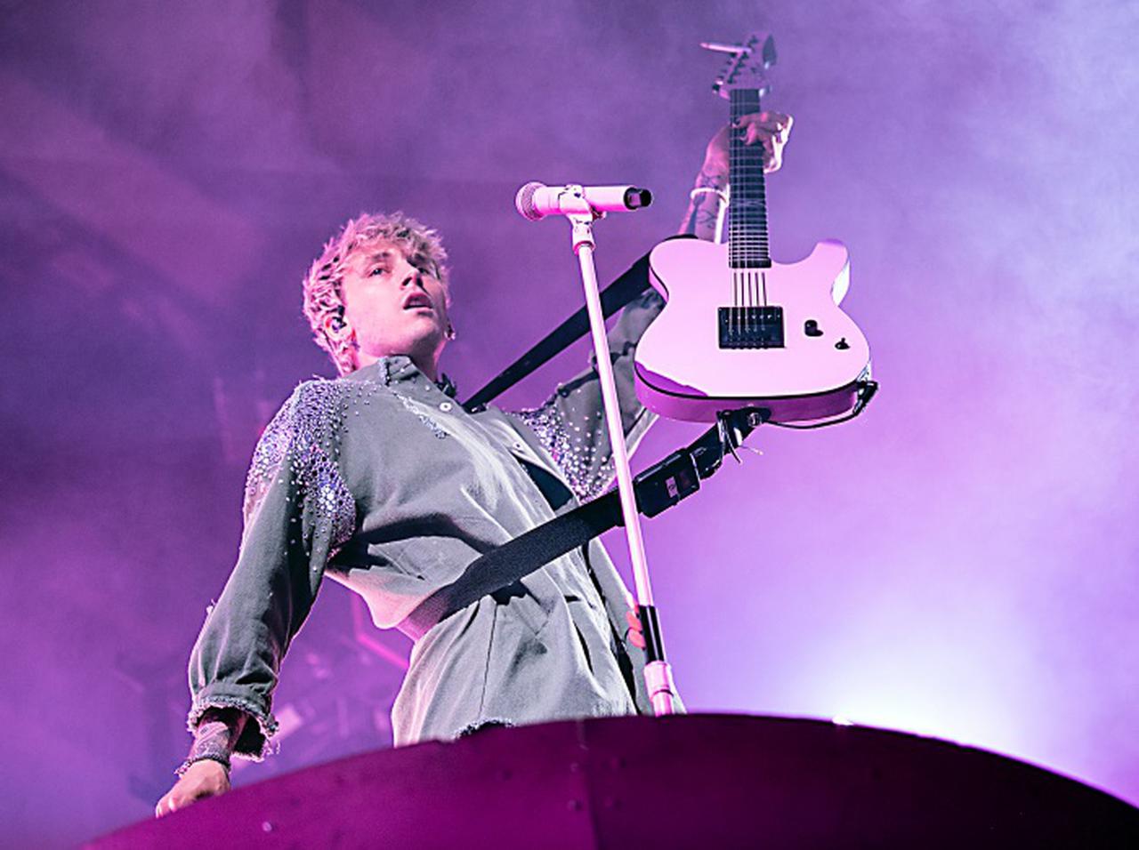 まさかの“実はギター弾くフリしている疑惑”が浮上、ロックへ転向のマシン・ガン・ケリー