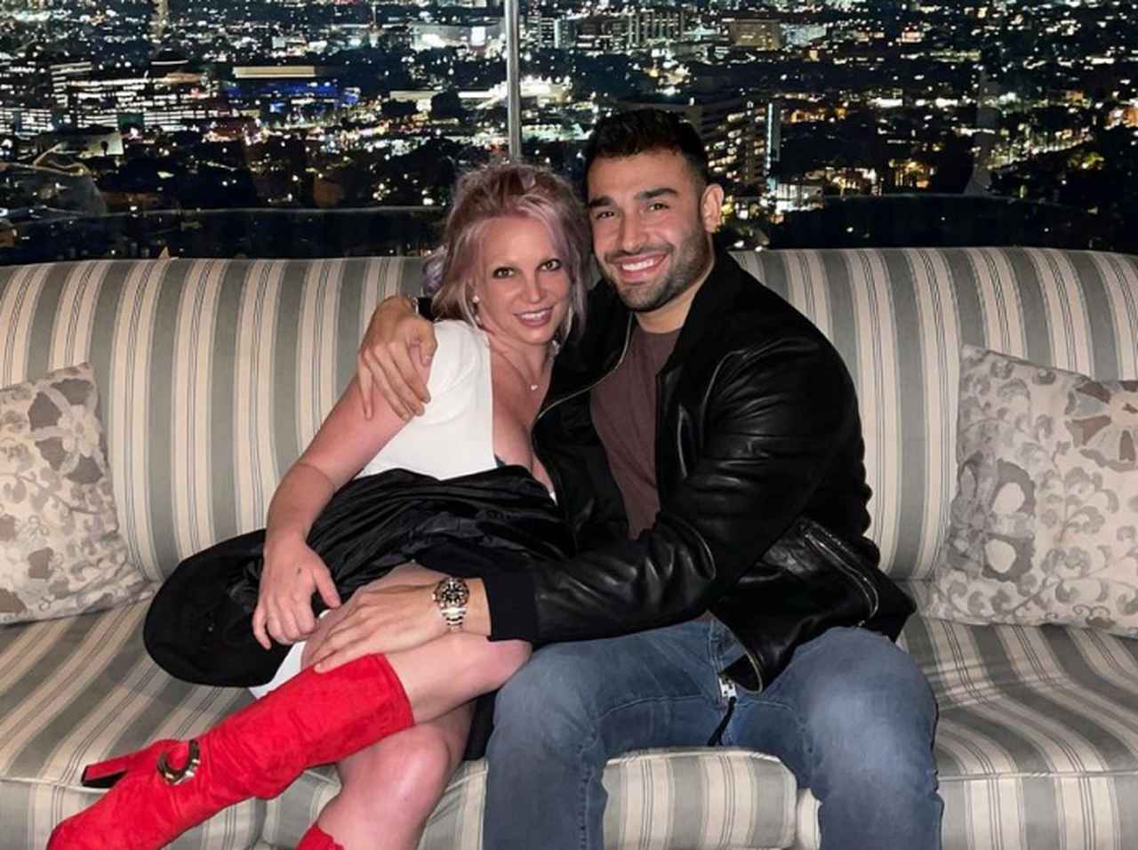 ブリトニー・スピアーズ、開放的なトップレス写真と共に「子作り」宣言