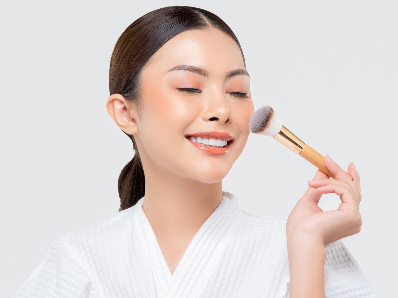 丸顔のチークの塗り方は?すっきり小顔に見せる入れ方をプロが紹介