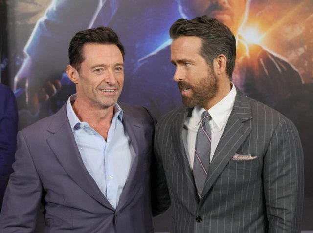 【悲報】ヒュー・ジャックマン、ジェニファー・ガーナーと写真を撮ろうとしたのに憎きライアンとの撮影を余儀なくされる