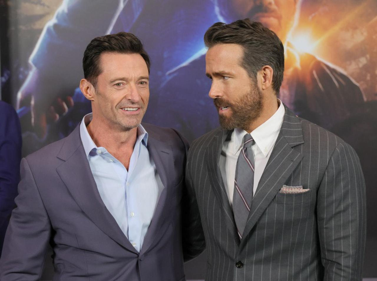 【悲報】ヒュー・ジャックマン、ジェニファー・ガーナーと写真を撮ろうとしたのに憎きライアンとの撮影を余儀なくされる