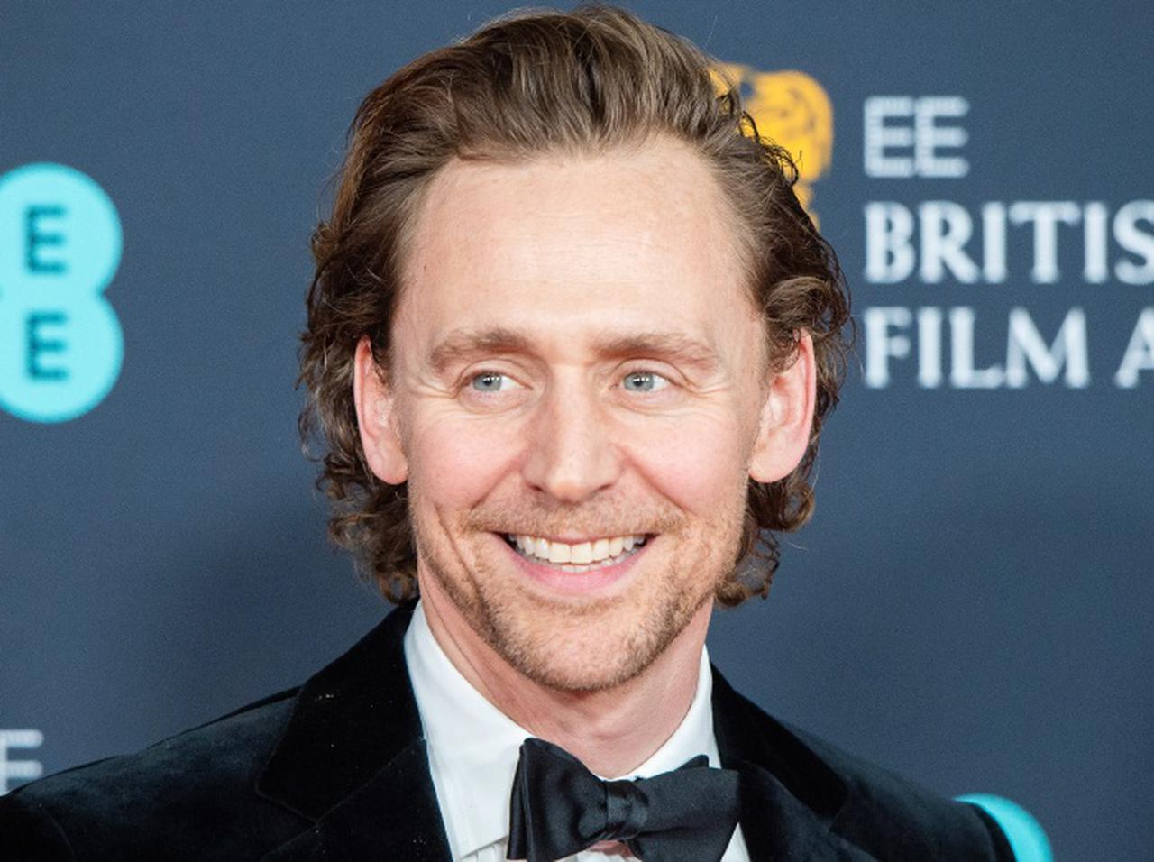 『ロキ』トム・ヒドルストンが婚約!お相手はコロナ禍で絆深めた元共演者