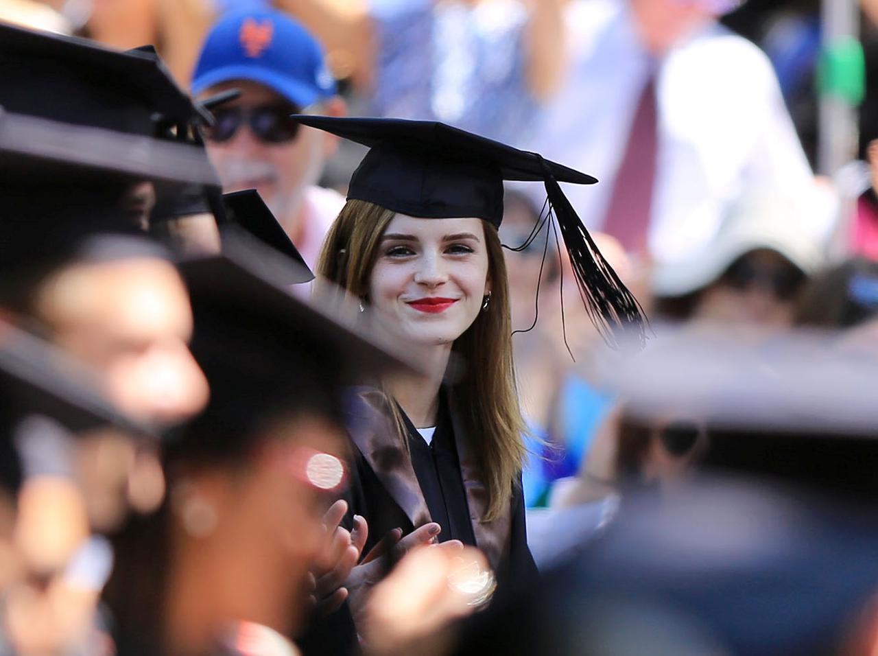 エマ・ワトソン、ブラウン大学「卒業式」での姿がいつ見ても輝いてる！