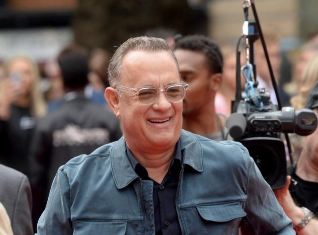 トム・ハンクス、見知らぬ人のウエディングフォトに飛び入り参加