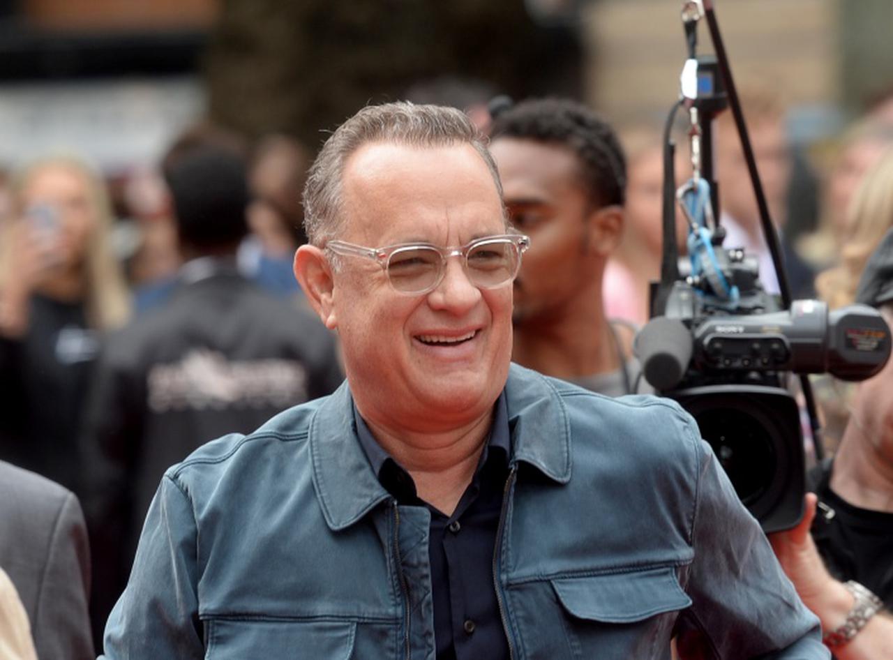 トム・ハンクス、見知らぬ人のウエディングフォトに飛び入り参加