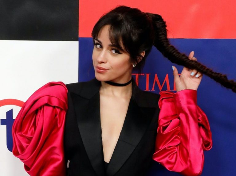 カミラ・カベロ、生放送で誤って「乳首をポロリ」するも平静を装う